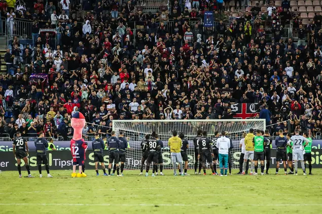 Pully sotto la curva nord con la squadra (Foto: Fabio Murru)