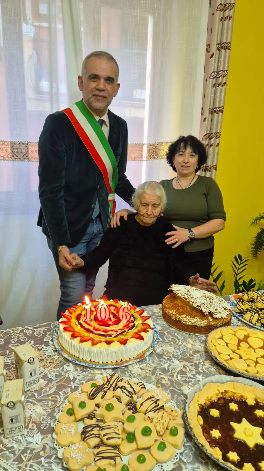 Maria Laconi tra il sindaco Carlo Lai e la figlia Susanna Piroddi
