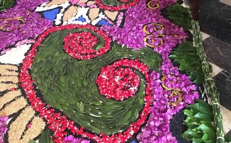 Un vero e proprio tappeto colorato, fatto di centinaia di disegni floreali