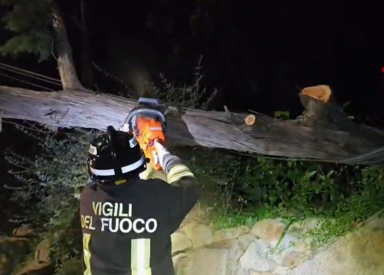 Tempesta di vento in Sardegna: oltre 200 interventi dei vigili del fuoco