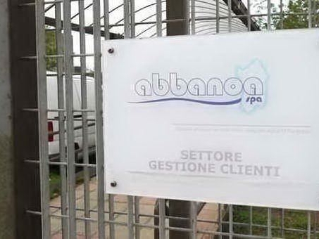 &quot;Non toccate l'allaccio abusivo&quot;: Cagliari, 30 persone occupano gli uffici Abbanoa