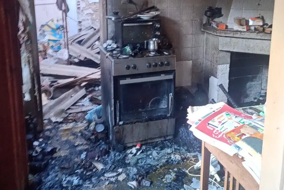La cucina dell'abitazione dopo l'esplosione (Foto Serreli)