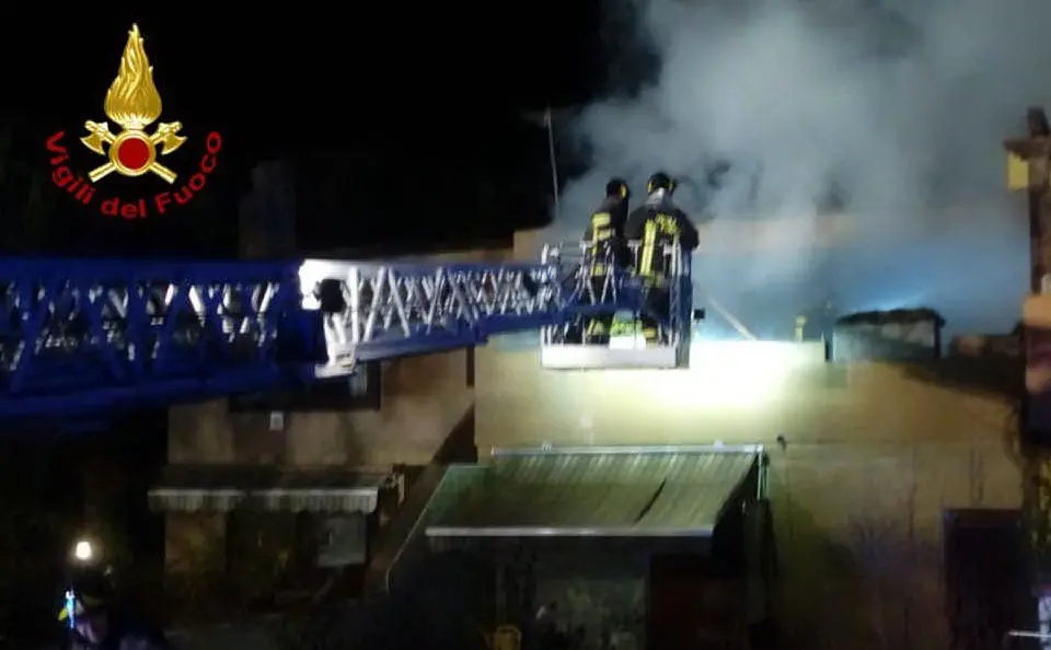 I pompieri hanno evitato che l'incendio si propagasse all'interno dell'abitazione