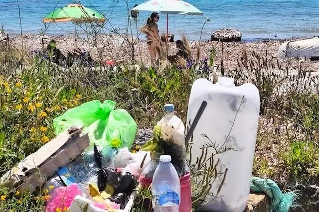 I rifiuti abbandonati a Putzu Idu (Foto Sara Pinna)