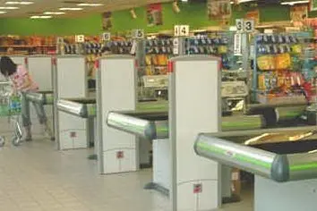 Le casse di un supermercato