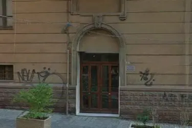 L'ingresso di una della abitazioni in vendita, in via Alghero