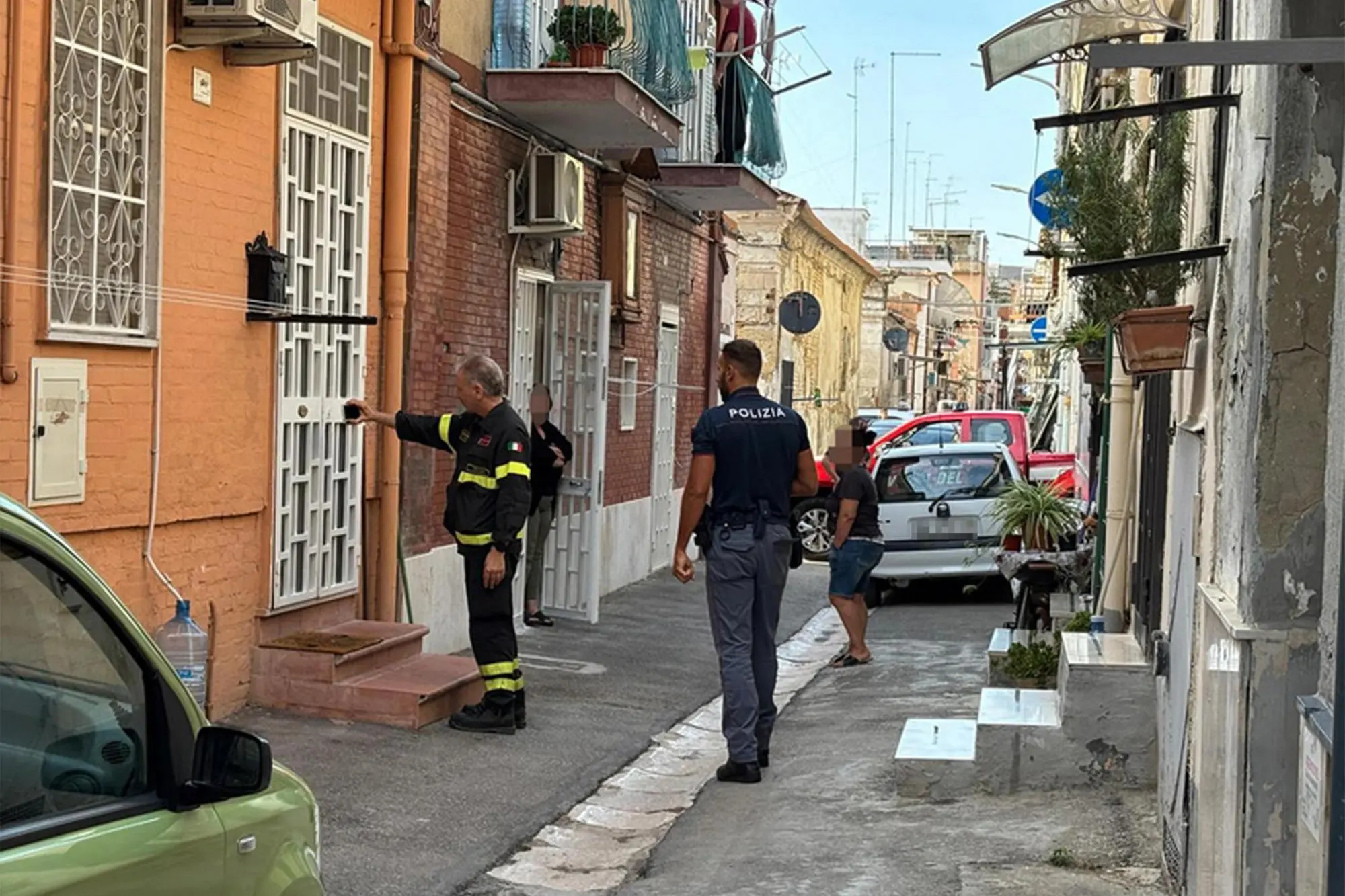 Una donna di 46 anni di origini marocchine residente a Foggia è stata uccisa a coltellate nel corso della notte. A quanto si apprende, aveva presentato una denuncia nei confronti dell'ex compagno, suo connazionale, ed era protetta dalla normativa codice rosso. Abitava da sola in un appartamento nel centro storico, ed è stata ritrovata a pochi metri dalla sua abitazione. A dare l'allarme alla polizia sono stati alcuni residenti che hanno sentito le sue urla mentre tentava di sfuggire al suo aggressore. Foggia 7 agosto 2025. ANSA/FRANCO CAUTILLO