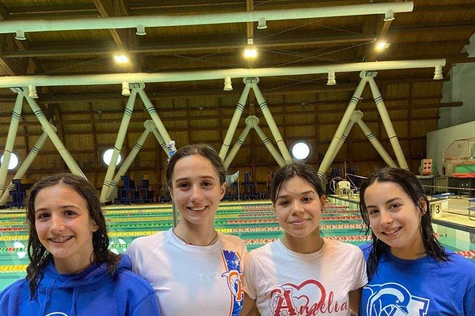 La 4x100 mista dell'Atlantide: al centro Alessia Holzberger, a sinistra Sara Lai, a destra Matilde Mascia e Benedetta Ambu (foto Lasio).