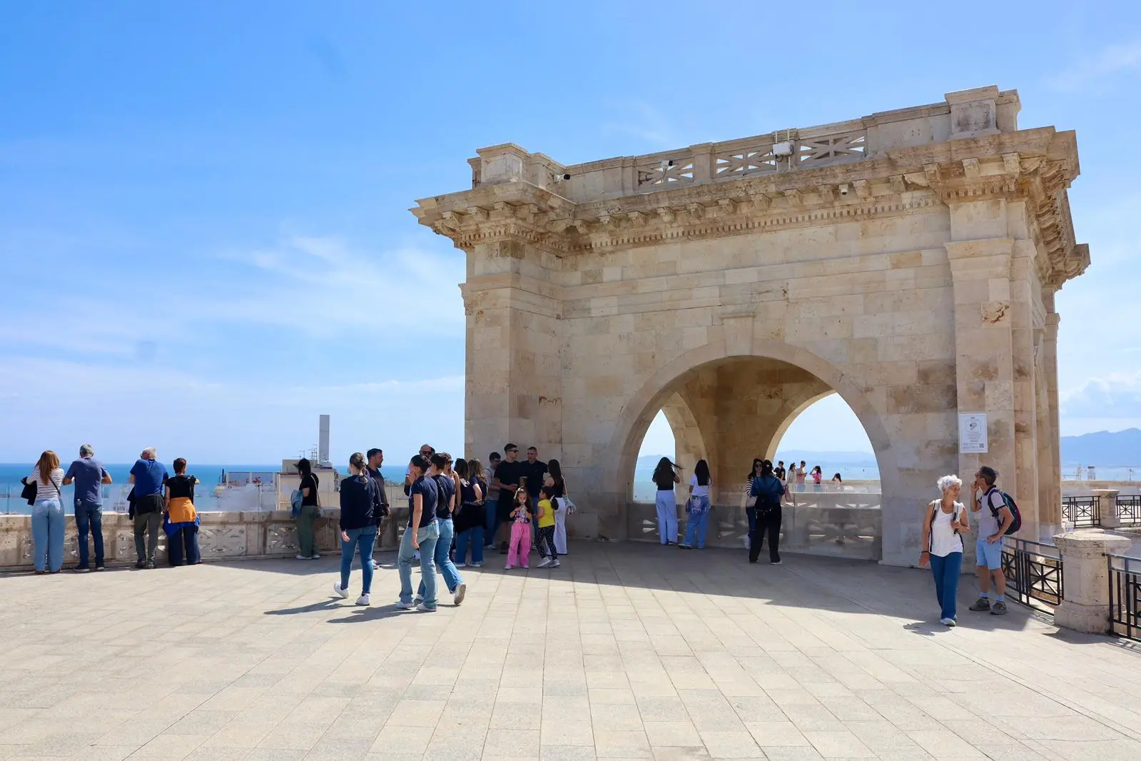 Cagliari, turisti al bastione (foto L'Unione Sarda)