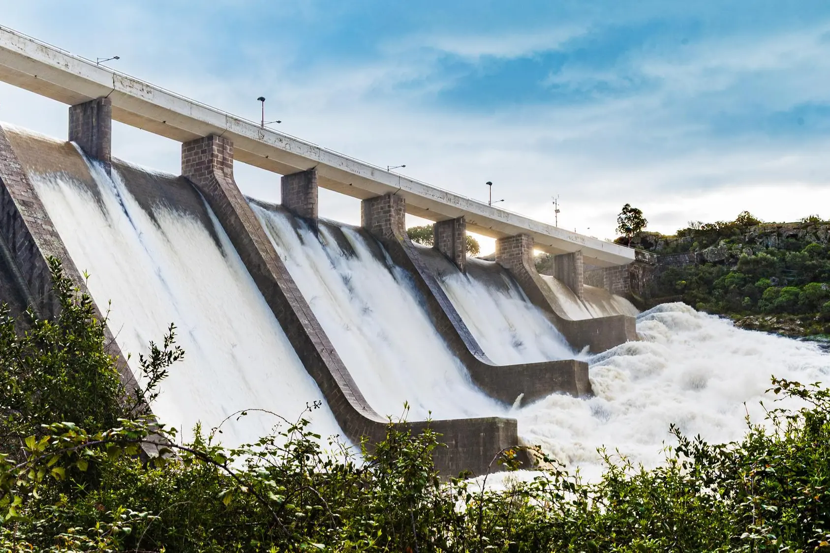 L'acqua che viene scaricata dalla diga di Monte Pranu a Tratalias (foto Fabio Murru)