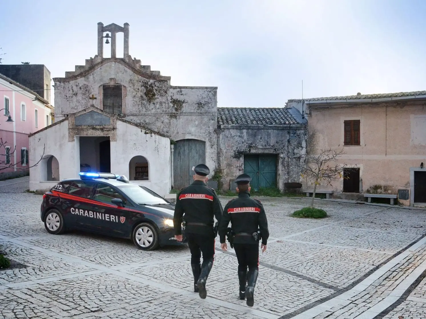 Una pattuglia di carabinieri nel centro di Gesturi in un’immagine d’archivio