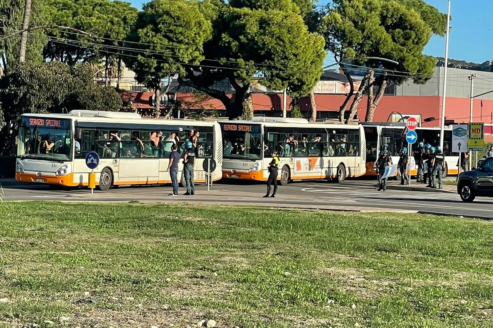 I bus dei tifosi del Brescia scortato fuori dallo stadio (L'Unione Sarda)