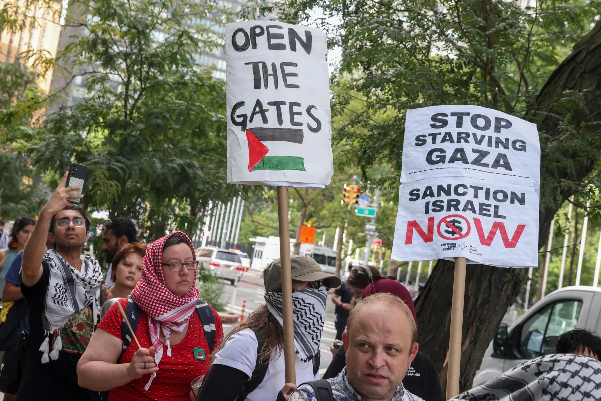 Una manifestazione per la Palestina davanti alla sede dell'Onu (Ansa)