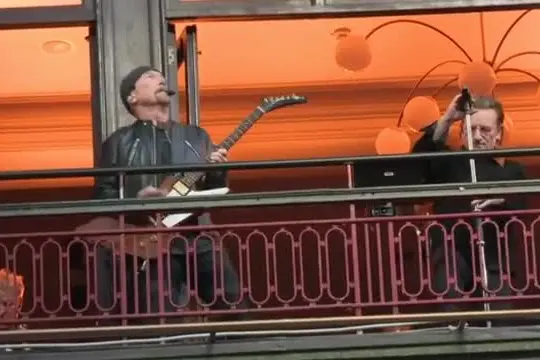 Gli U2 in concerto su un balcone a Dublino per i loro 50 anni