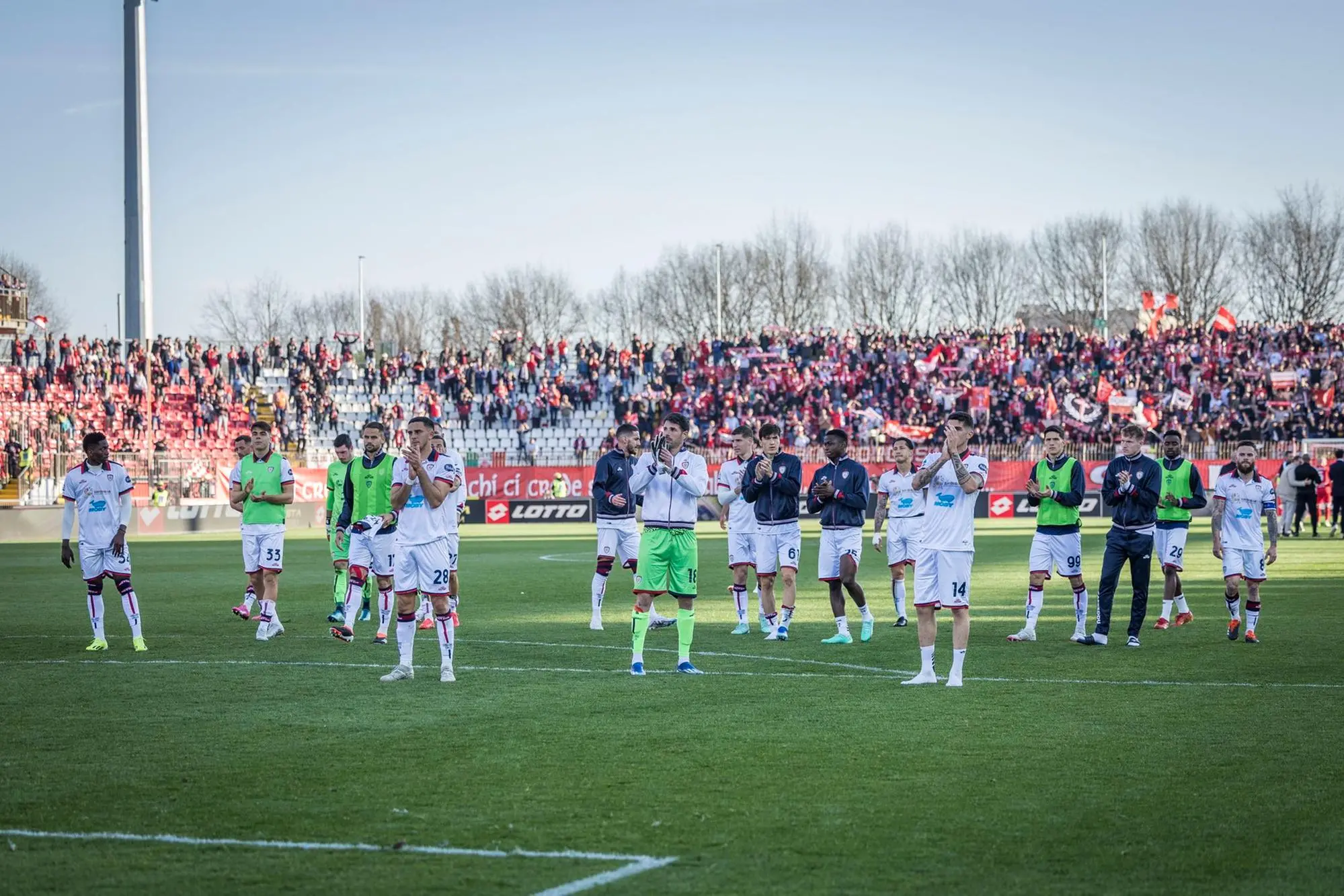 Greetings to the fans after the defeat in Monza (Twitter-Cagliari Calcio)