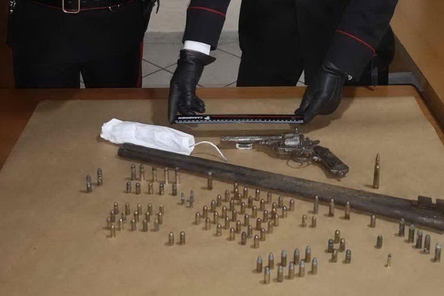 Munizioni, armi ed esplosivo: blitz dei carabinieri a Desulo