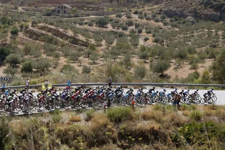 Ciclisti impegnati nella sesta tappa della Vuelta