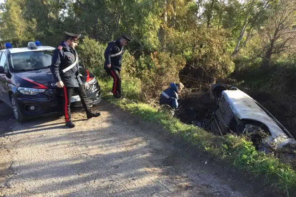 L'auto nella scarpata (foto carabinieri)