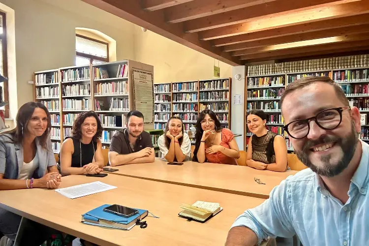 Il sindaco di Uri con gli operatori della biblioteca (foto concessa)