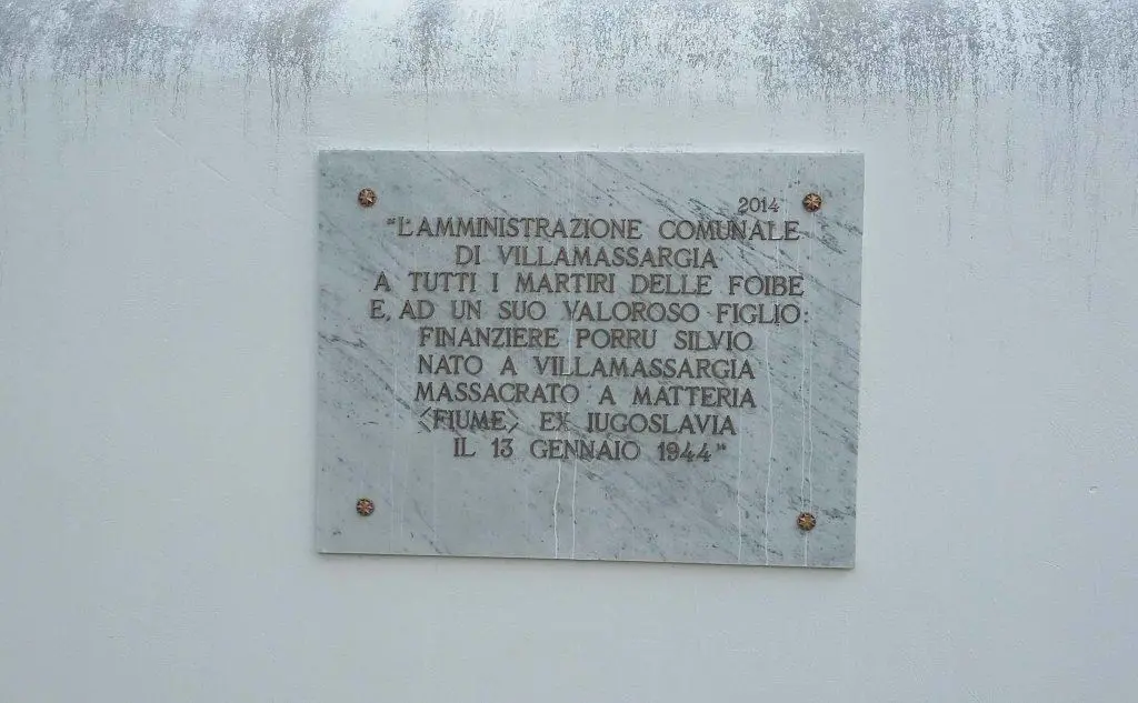 La lapide in ricordo del sacrifricio di Silvio Porru e degli altri martiri delle Foibe (foto L'Unione Sarda - Farris)