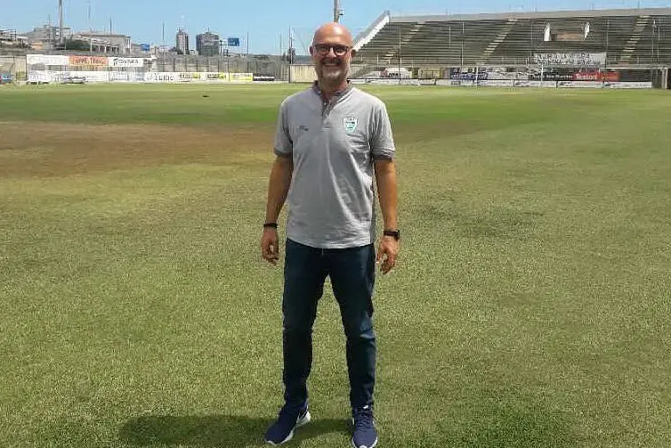 Max Canzi testa il terreno di gioco dell'Olbia allo stadio Nespoli (foto Giagnoni)