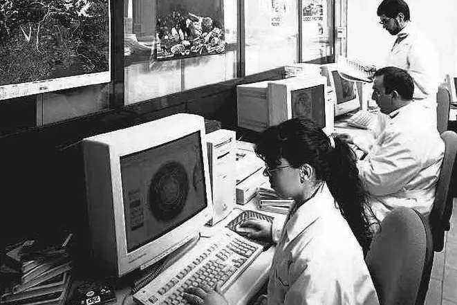 Tecnici informatici dell'epoca (archivio L'Unione Sarda)