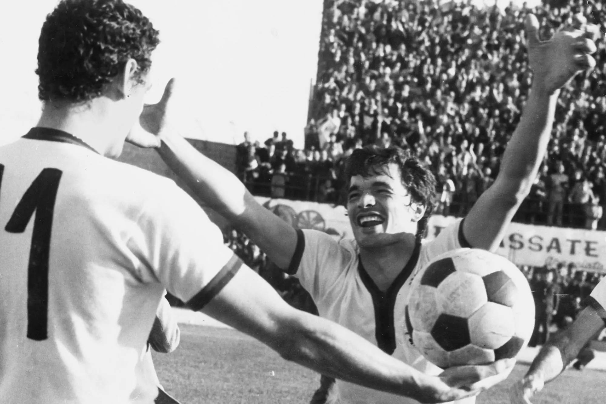 Gigi Riva e Bobo Gori dopo il primo gol in Cagliari-Bari nella vittoria dello scudetto allo stadio Amsicora (archivio L'Unione Sarda)
