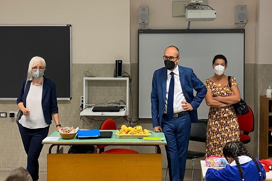 Il sindaco e l'assessore Dedola in classe (Foto Comune di Cagliari)