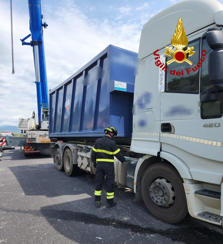 Camion di rifiuti si ribalta sulla provinciale 63 nel Sassarese, ferito il conducente