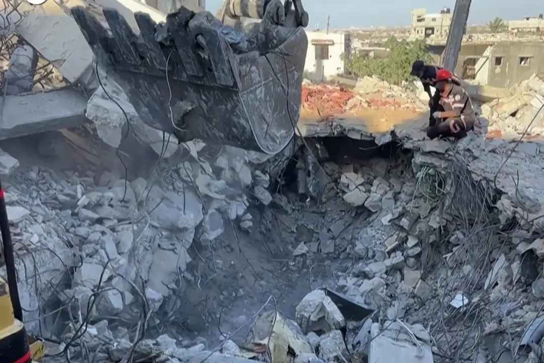 A Gaza si cercano ancora resti e oggetti delle vittime fra le macerie