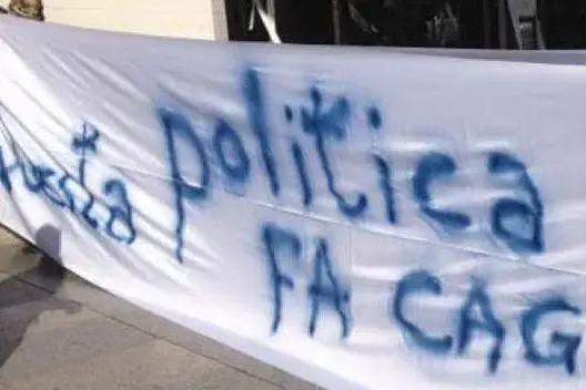 Uno striscione di protesta