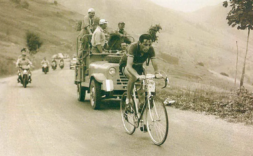 Coppi durante una corsa