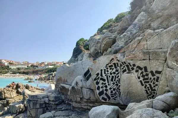 Santa Teresa Gallura, gli scogli deturpati a Rena Bianca (foto Guardie Ambientali)