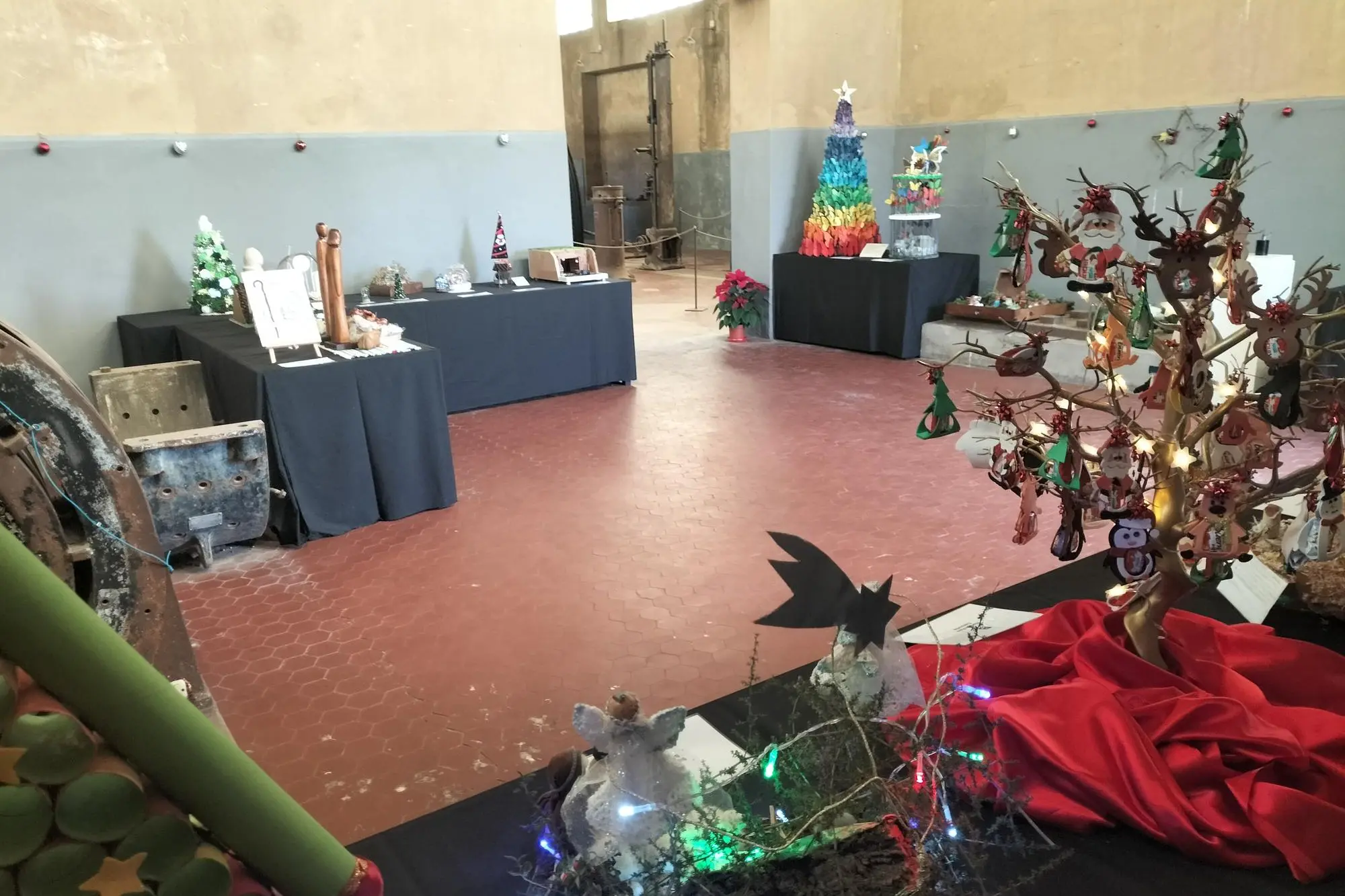 Il concorso di presepi nella sala Argani. ( Foto Scano)