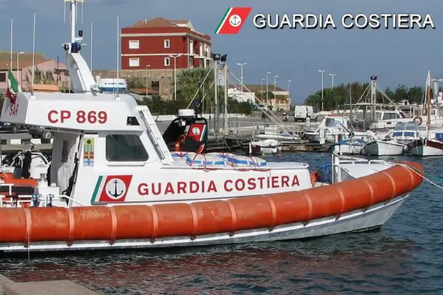 Un mezzo della Guardia costiera (foto ufficio stampa)