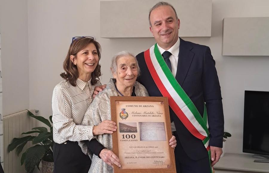 L’arzilla nonnina di cent’anni festeggiata da sindaco e parroco