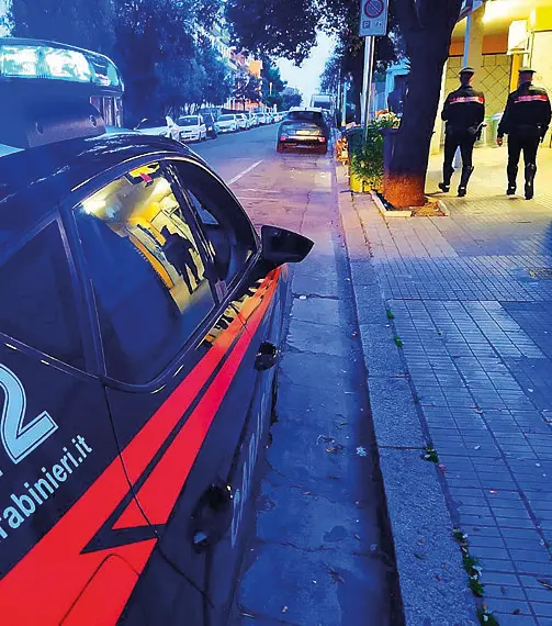 Napoli, spari alle prime luci dell’alba: giovane ucciso mentre era al bar con gli amici