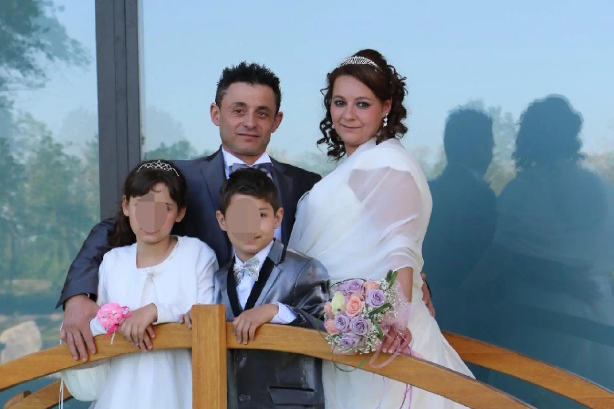 Giovanni Barreca con la moglie e i figli (Ansa)