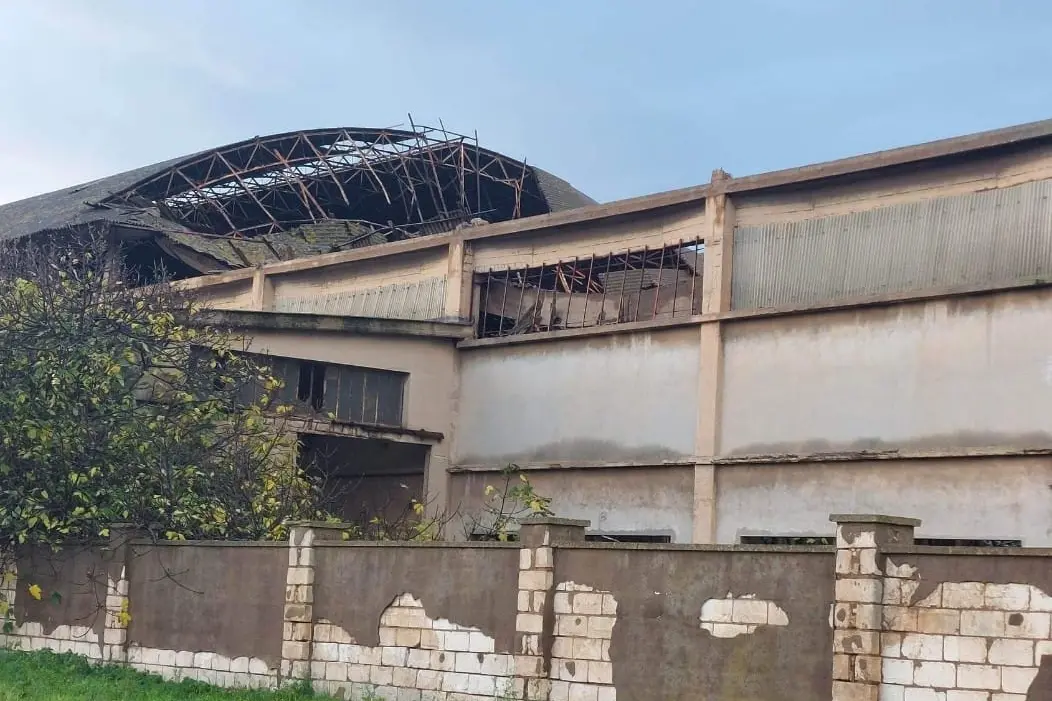 La parte del tetto crollato dell'ex Ferriera (foto L'Unione Sarda - Tellini)