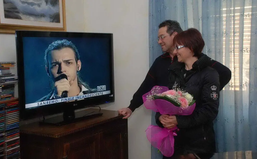 I genitori lo guardano in tv (tutte le foto sono Archivio L'Unione Sarda)
