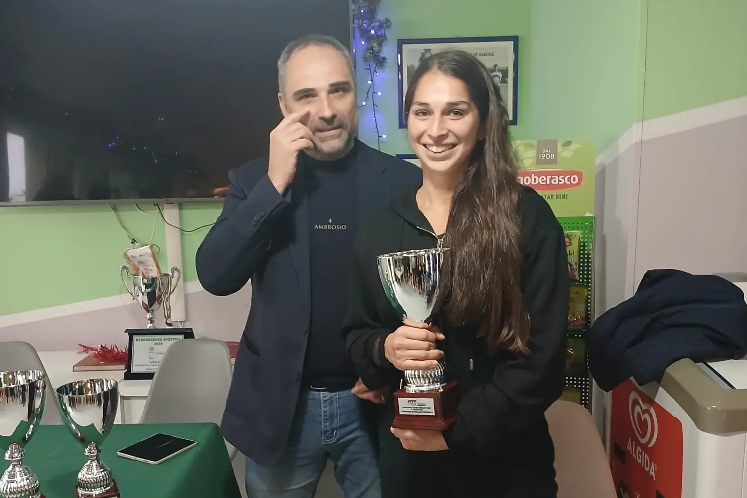 Il presidente del Tc Terranova Giuseppe Bianco premia Barbara Dessolis, vincitrice nel singolare e nel doppio femminile (foto concessa)
