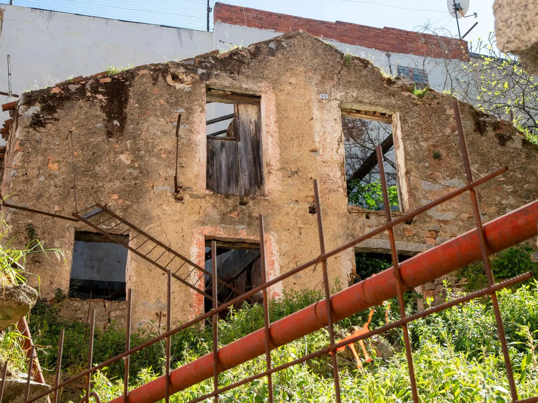 Una casa diroccata a Lanusei