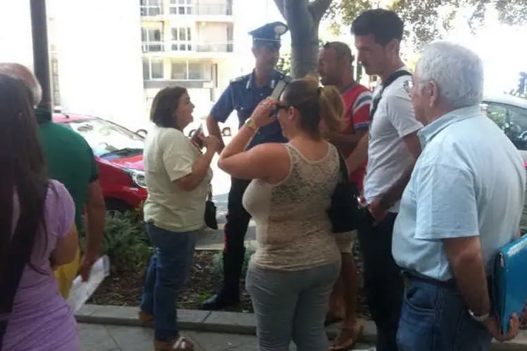 Tensione davanti alla sede Inps di Cagliari