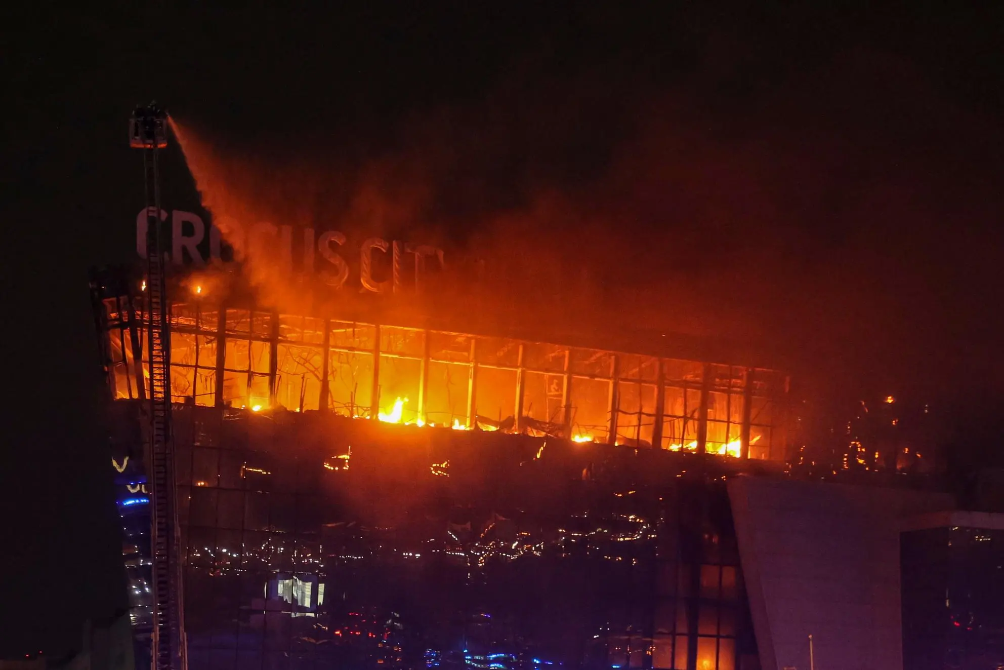 L'incendio che ha devastato la Crocus City dopo la strage