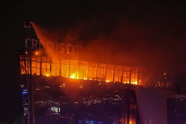 L'incendio che ha devastato la Crocus City dopo la strage
