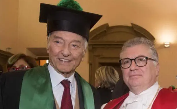 Nel 2016 gli viene conferita la laurea Honoris Causa in Scienza e tecnologia dei materiali