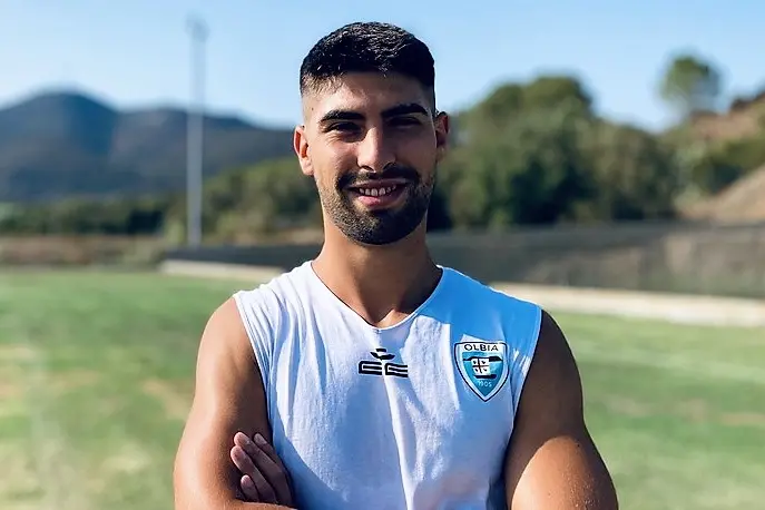 Fabrizio Brignani sul campo di allenamento di Buddusò (foto Olbia Calcio)