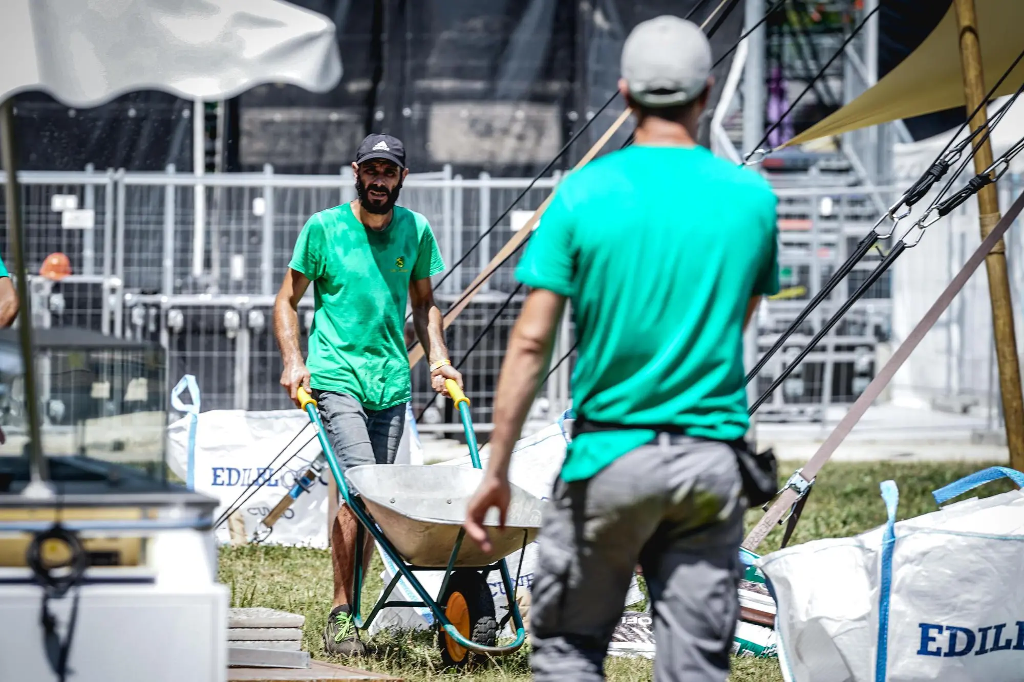 Operai al lavoro al caldo (Ansa)