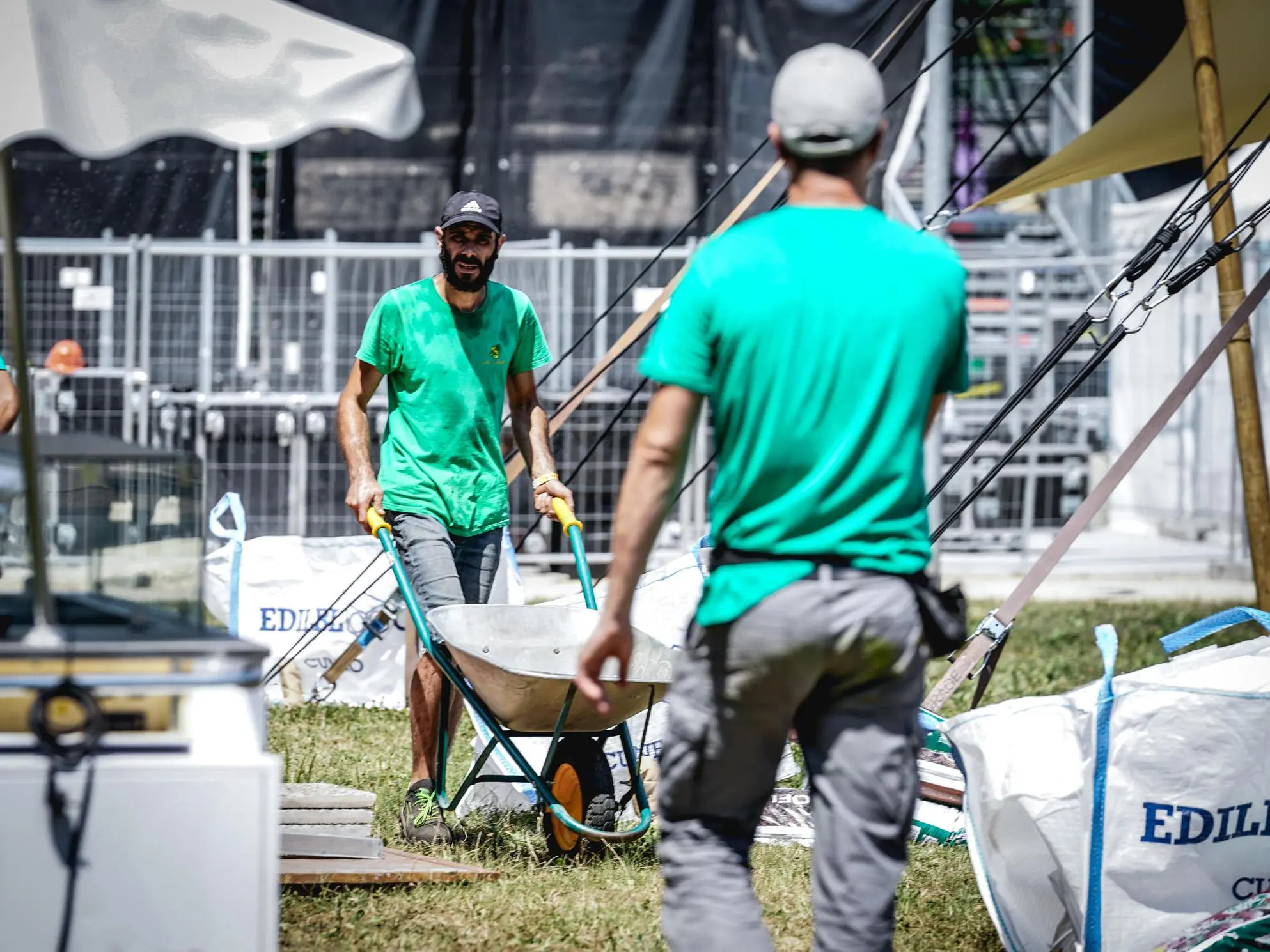Operai al lavoro al caldo (Ansa)