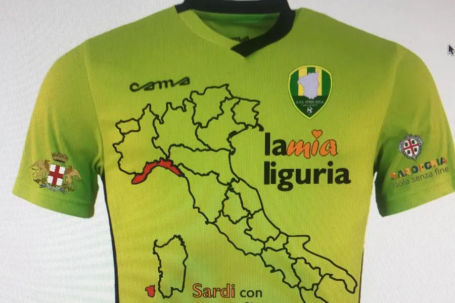 Una maglia celebrativa della Verde Isola. (a.s.)